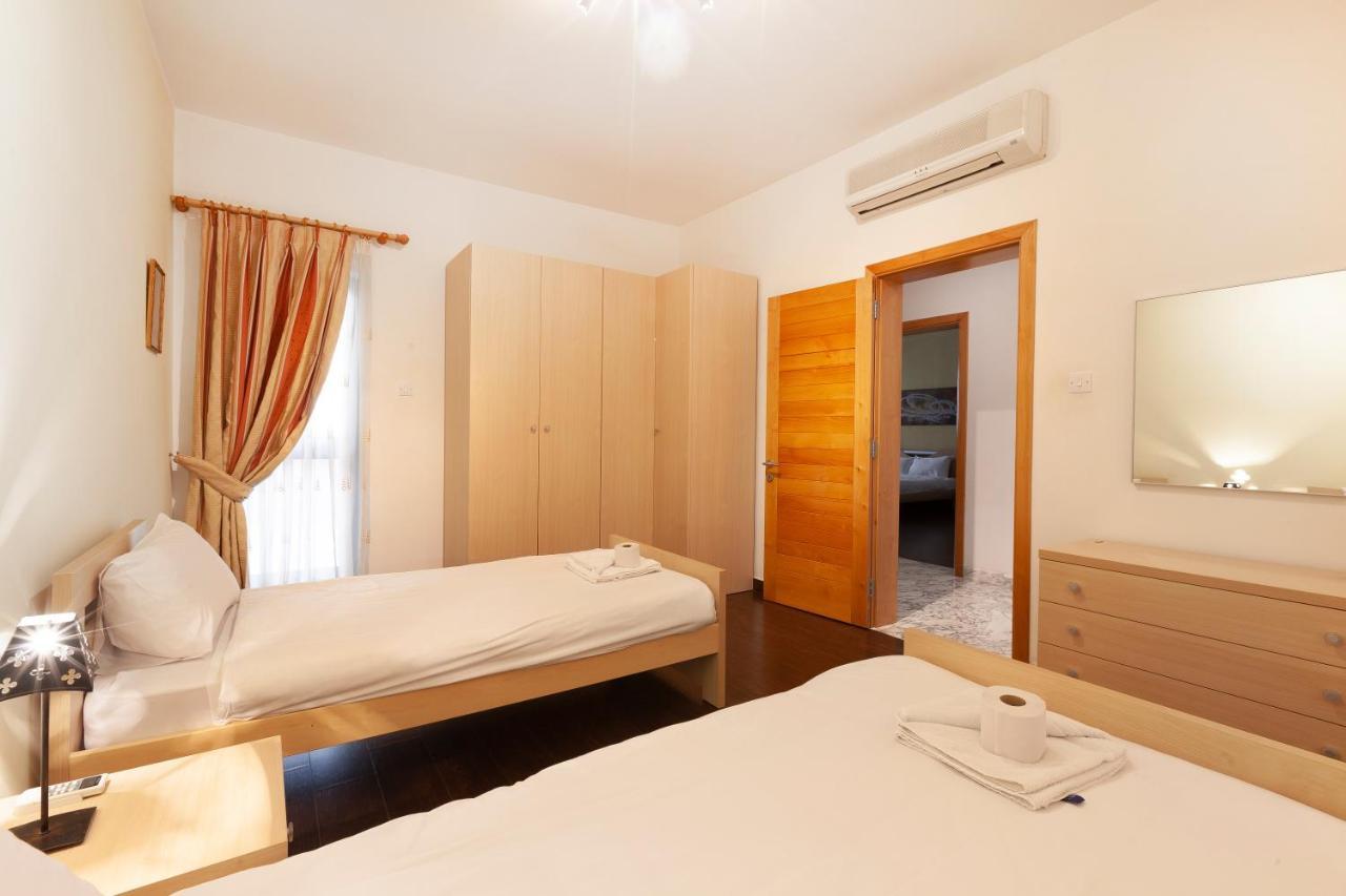 Spacious Seafront Apt With Living, Sofa, Wifi & Ac By 360 Estates Sliema Buitenkant foto